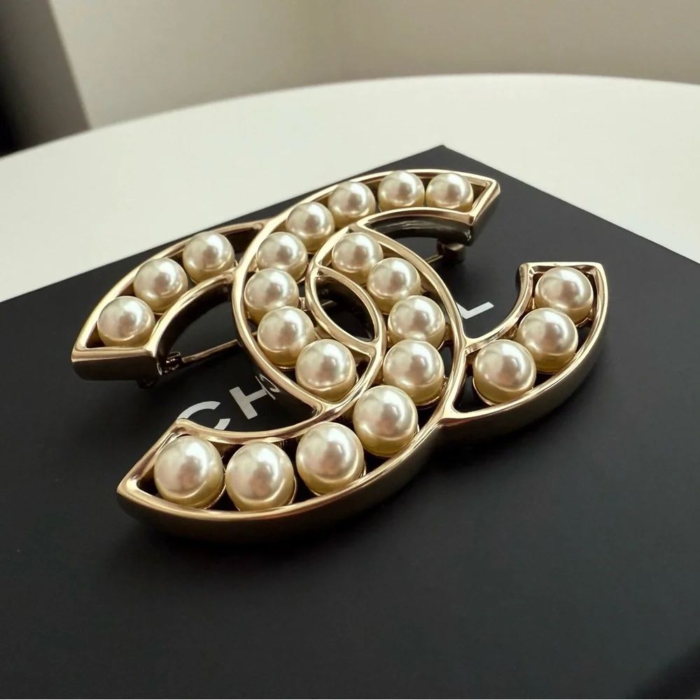 Chanel Pearl CC Gold Brooch - Picture 5 of 7